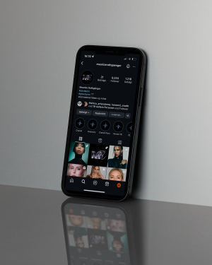 Instagram Feed Ansicht des Make Up Artists mit designten Storyhighlights und dem Profilbild mit der kreiierten Logografik