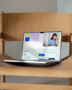 Desktop Ansicht eines digitalen Brandguides mit Elementen des Corporate Designs wie Designfarben und UI/UX Design Elementen