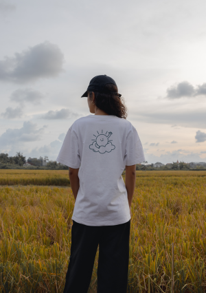 T-Shirt mit Corporate Design Illustration. Die Illustration zeigt eine Sonne, welche zum freundlichen Charakter des Plattform Brandings passt