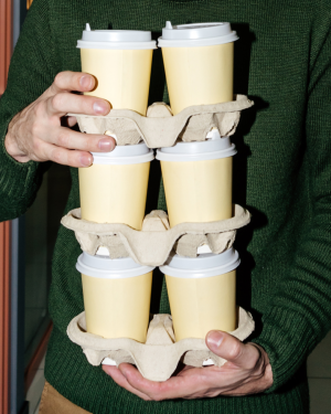 Darstellung von Kaffeebechern in der Designfarbe des Modern Health Campus