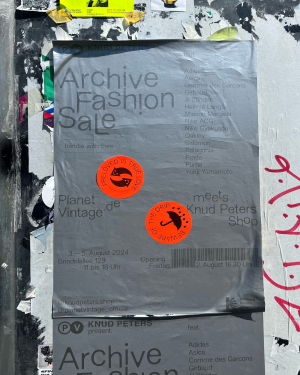 Foto des gedruckten und plakatierten Posters in der Hamburger Sternschanze. Das Poster wurde mit Stickern als Designelement ergänzt.