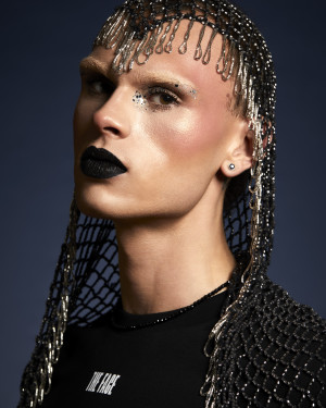 Kampagnenbild für die Kollaboration von Weleda und der Make Up Schule The Face Art Academy